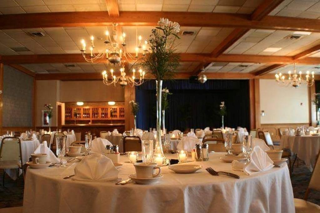 Hotel Carlisle & Embers Convention Center 外观 照片
