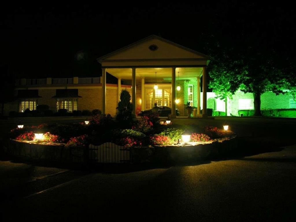 Hotel Carlisle & Embers Convention Center 外观 照片